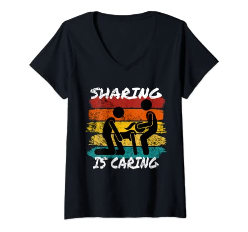 Mujer Compartir es cariñoso Trío Sexo Poliamor Regalos Swingers Camiseta Cuello V
